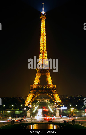 Hell erleuchtet in der Abenddämmerung in Paris Eiffelturm. Stockfoto