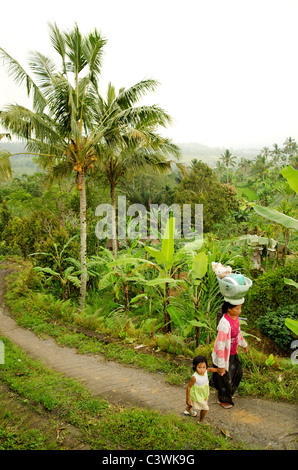 Frau und Kind im ländlichen Bali Indonesien Stockfoto