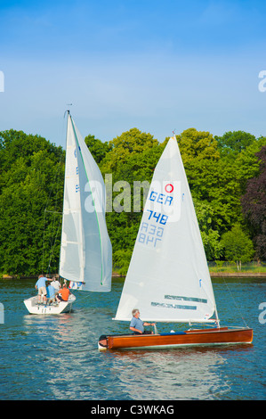 Zwei Segelboote am Fluss Dahme in der Nähe von Berlin, Deutschland Stockfoto