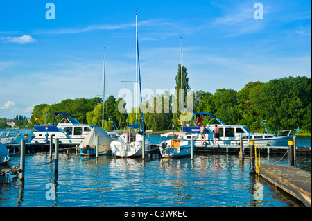 Segelyachten und Motorboote vor Anker am Bootssteg am Yachthafen, Fluss Dahme, Spree, Berlin, Deutschland Stockfoto