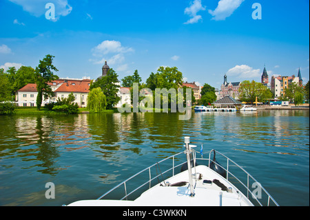 Bug der Yacht nähert sich Fluss Dahme, Spree, Köpenick, Berlin, Deutschland Stockfoto