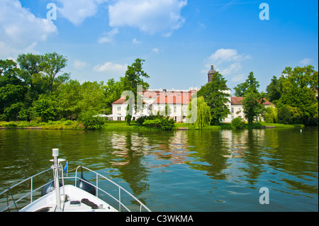 Bug der Yacht nähert sich Köpenick Palace, Fluss Dahme, Spree, Berlin, Deutschland Stockfoto