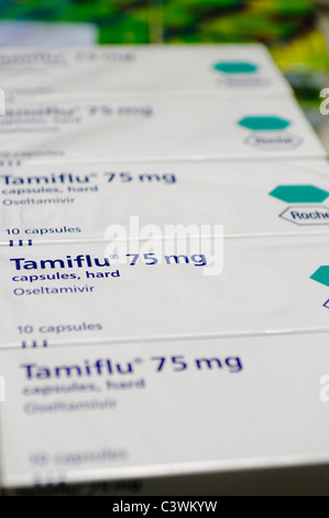 Tamiflu (Osteltamivir)-Kapseln, 75mg, noch in Verpackung, bereit zu dosierenden Stockfoto