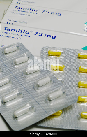 Tamiflu 30mg und 45mg Tabletten sitzen oben auf Boxen von Tamiflu 75 mg in Umhüllung in einer Apotheke Stockfoto