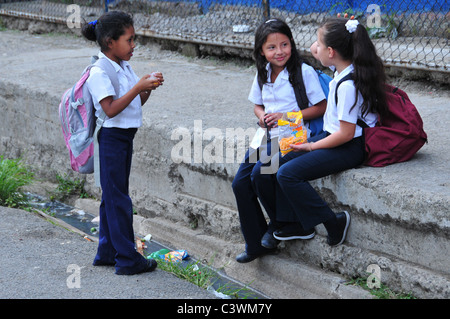 Schülerinnen und Schüler in den verarmten Bezirk La Carpio, San José Costa Rica-In Costa Rica Grundschulbildung ist kostenlos Stockfoto