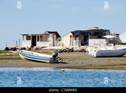 Fischerhäuser an der Ria Formosa Faro, Algarve, Portugal Stockfoto