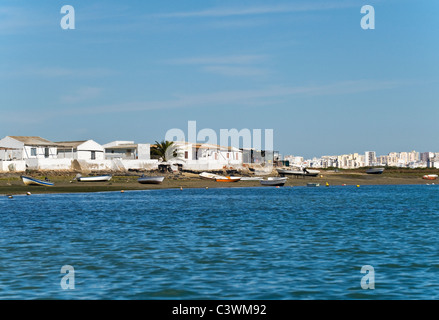 Fischerhäuser auf der Ria Formosa mit Faro im Hintergrund, Algarve, Portugal Stockfoto