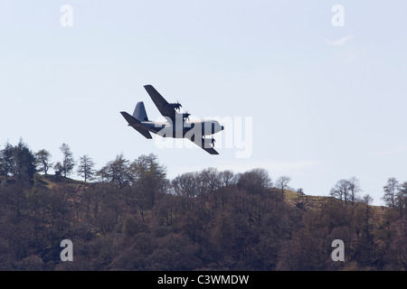 Die Lockheed C-130 Hercules viermotoriges Turboprop-Militärtransporters niedrig fliegen über Lake Windermere Claife Hights Stockfoto