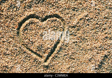 Herzen in den Sand gezeichnet. Liebe Hintergrund Stockfoto