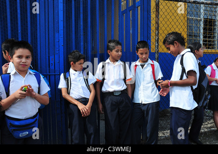 Schülerinnen und Schüler La Carpio San José in costarica Stockfoto