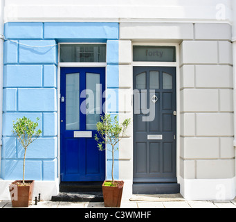 Zwei kontrastierende Haustüren auf einer Terrasse, blau und grau Brighton Stockfoto