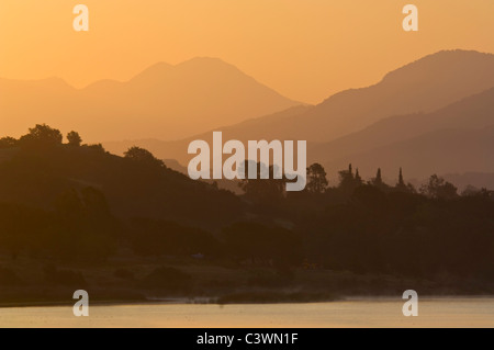 Sonnenaufgang am Morgen Licht über Lake Casitas und sanften Hügeln in der Nähe von Ojai, Kalifornien Stockfoto