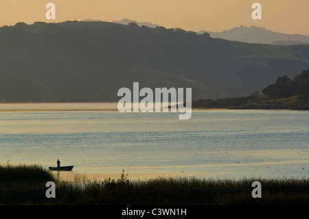 Fischer in kleinen Boot im Morgenlicht in Lake Casitas, in der Nähe von Ojai, Kalifornien Stockfoto