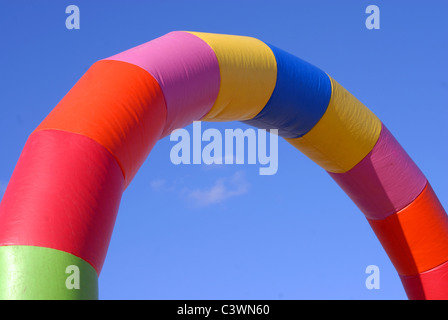 Bunte aufblasbare Bogen förmige Röhre auf blauen Himmelshintergrund Stockfoto