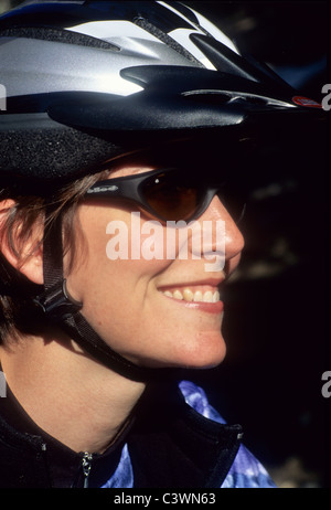 Frau trägt Helm. Stockfoto