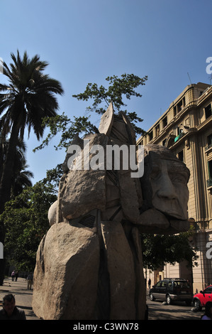 Blick in den Himmel der große Stein Mapuche Indianer Denkmal blau, Palmen, Bäumen und Gebäuden, Plaza de Armas, Santiago, Chile Stockfoto