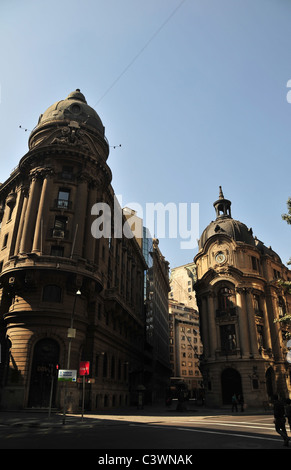 Blauer Himmelsblick auf Neo-klassizistischen Gebäuden BBVA Leben Security Bank und Börse, Central Civic District, Santiago, Chile Stockfoto