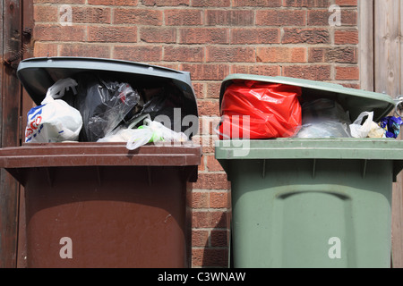 Wheelie-Behälter auf einer Straße in Großbritannien. Stockfoto