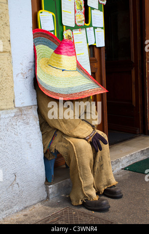 Puppe mit großer Sombrero sitzt vor mexikanisches restaurant Stockfoto