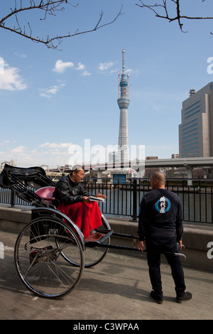 "Tokyo Sky Tree" erscheint im Bereich Narihirabashi/Oshiage des Sumida Ward, Tokio, Japan. Stockfoto