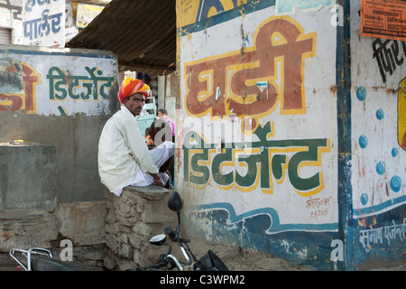 Rajasthani-Mann trägt einen hellen Turban Stockfoto