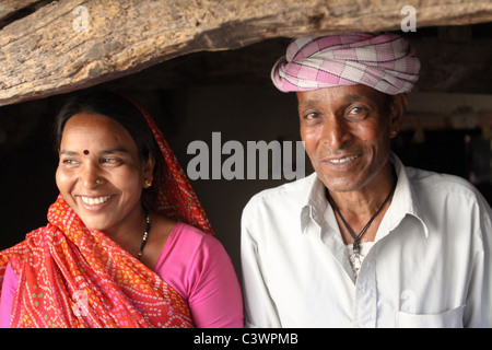 Ein tribal paar gekleidet in traditioneller Kleidung in Udaipur, Rajasthan, Indien Stockfoto