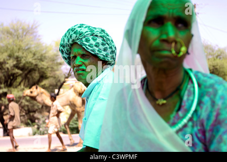 Ein tribal paar gekleidet in traditioneller Kleidung in Udaipur, Rajasthan, Indien Stockfoto