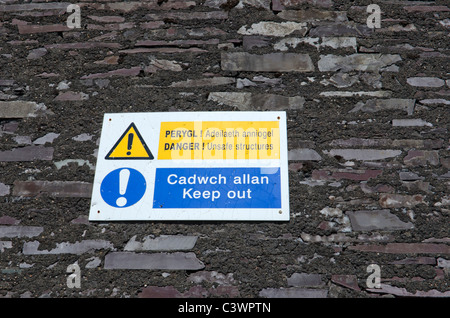 Gefahr, halten Warnung anmelden Englisch und Walisisch, bei Dinorwig Schiefer-Bergwerk, Snowdonia, North Wales, UK Stockfoto