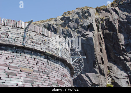 Kreisförmige Schiefer Air vent an der stillgelegten Dinorwig Schiefer mir, Snowdonia, North Wales, UK Stockfoto