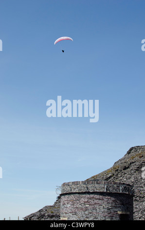 Gleitschirm über ein Schiefer runden Entlüfter an der stillgelegten Dinorwig Schieferbergwerk, Snowdonia, North Wales, UK Stockfoto