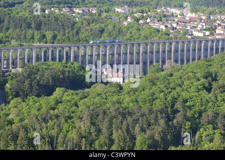 LUFTAUFNAHME. Chaumont Viadukt; erbaut 1857, 654 Meter lang und 52 Meter hoch. Eisenbahnlinie Paris-Basel. Haute-Marne, Grand Est, Frankreich. Stockfoto