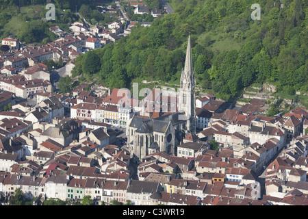 LUFTAUFNAHME. Kirche Notre Dame in der Stadt Joinville. Marne Valley, Haute-Marne, Champagne-Ardenne, Grand Est, Frankreich. Stockfoto