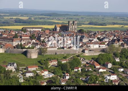 LUFTAUFNAHME. Mittelalterliche Zitadelle auf einem Hochplateau mit der Kathedrale Saint-Mammès im Zentrum. Stadt Langres, Haute-Marne, Grand Est, Frankreich. Stockfoto