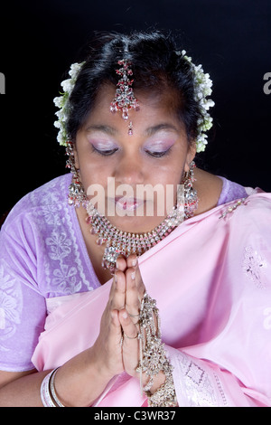 Schöne indische Frau hielt ihre Hände im Gebet Stockfoto