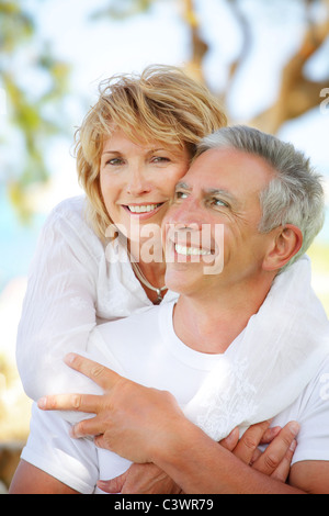 Close-up Portrait ein älteres paar lächelnd und umarmen. Stockfoto