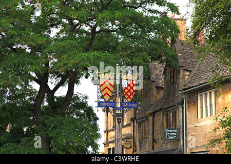 Die farbenfrohe Stadt anmelden Chipping Campden High Street, Cotswolds, Gloucestershire, England UK Stockfoto