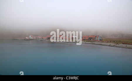 Die Ruinen der Stromness Walfang-Station im Nebel, South Georgia Island Stockfoto