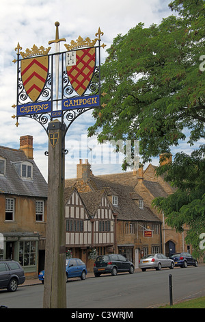 Die farbenfrohe Stadt anmelden Chipping Campden High Street, Cotswolds, Gloucestershire, England UK Stockfoto