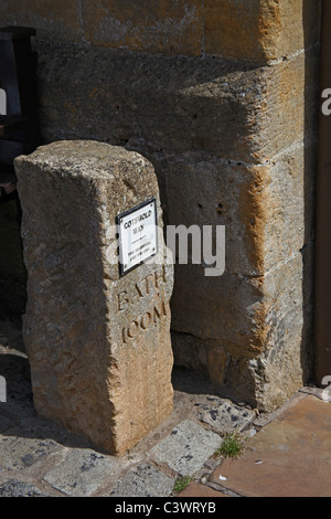 Alten Meilenstein 100 Meilen von Bath in der High Street in Chipping Campden, Gloucestershire, England, UK Stockfoto