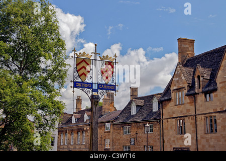 Die farbenfrohe Stadt anmelden Chipping Campden High Street, Cotswolds, Gloucestershire, England UK Stockfoto