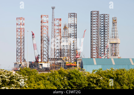 Eine alte Öl Rigg und Aufbocken Lastkahn abgebaut an in der Lage Großbritanniens Schiff Demontage einer Anlage bei Seal Sands auf Teeside, UK. Stockfoto