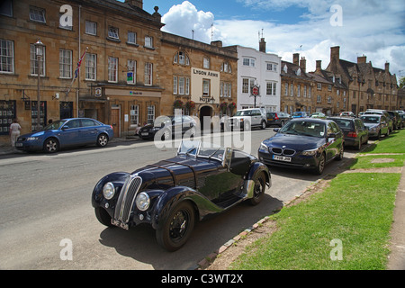 Ein Oldtimer BMW 328 parkte vor einem modernen BMW in der High Street von Chipping Campden, Gloucestershire, England, UK Stockfoto