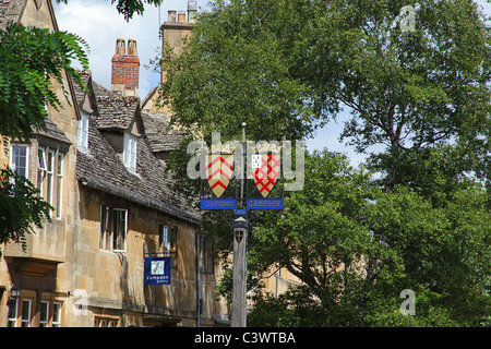 Die farbenfrohe Stadt anmelden Chipping Campden High Street, Cotswolds, Gloucestershire, England UK Stockfoto