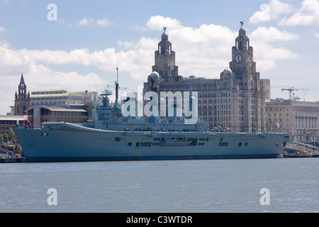 HMS Ark Royal festgemacht an Liverpool Stockfoto