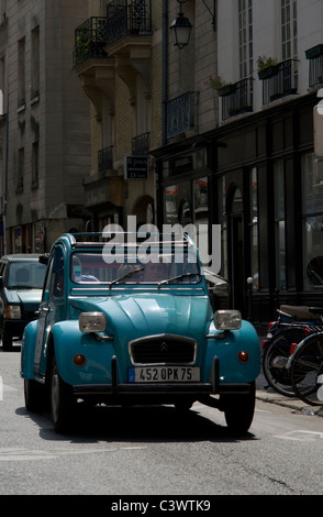 Citroen 2CV im Großraum Marais, Paris, Frankreich Stockfoto