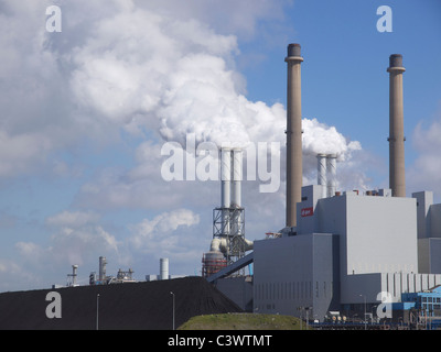 E-on Kraftwerk auf der Maasvlakte im Hafen von Rotterdam, mit riesigen Haufen Kohle daneben. Rotterdam-Niederlande Stockfoto