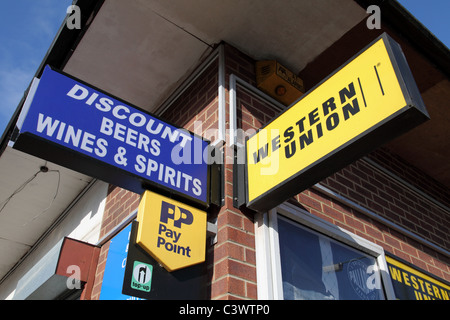 Anzeichen auf einen Supermarkt in einer Stadt, U.K. Stockfoto