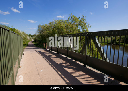 neue Fußgängerbrücke über die Kiesgruben Attenborough Natur reservieren Nottinghamshire England GB UK EU Europa Stockfoto