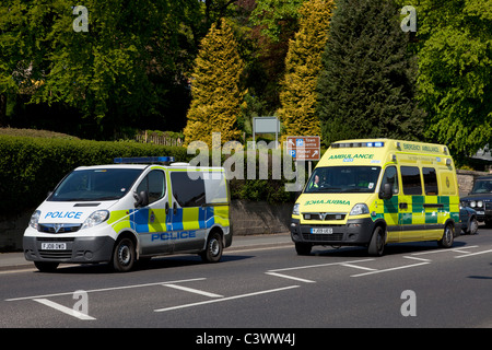 Ambulanz und Polizei Auto Rettungsfahrzeuge Notfall Ambulanz uk und Polizei uk bei einem Notfall England uk gb europa Stockfoto