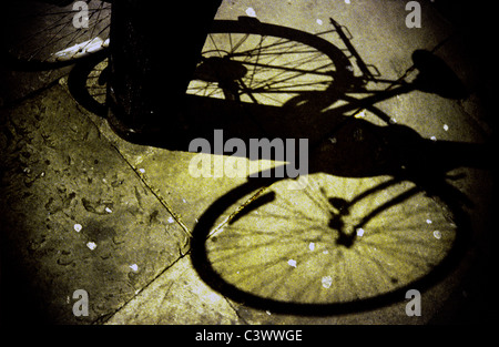 Schatten des Fahrrad gesperrt, Laternenpfahl Stockfoto